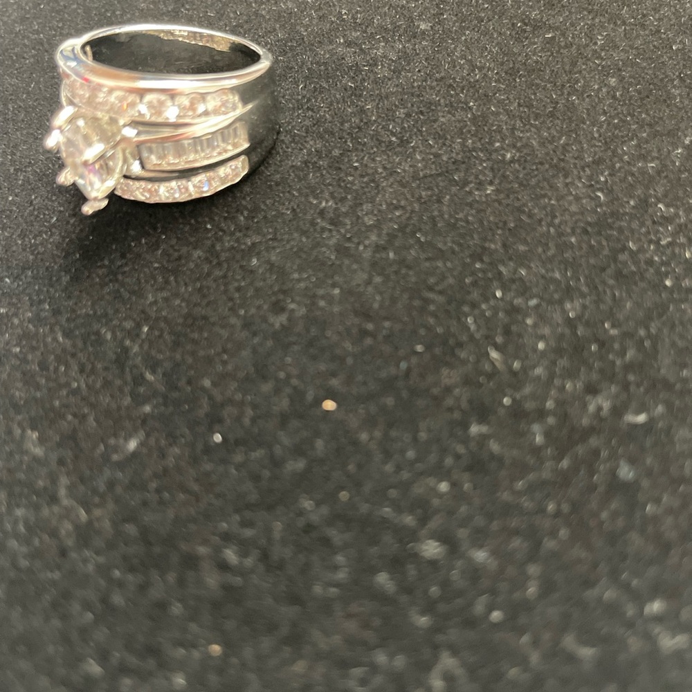 ⭐️🆕 Elegant Silver Ring with Clear Stones - Picture 6 of 7